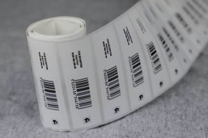 RFID標(biāo)簽 vs 條形碼：誰(shuí)才是未來(lái)倉(cāng)儲(chǔ)管理的王者？