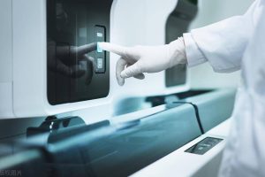 在資產管理中，超高頻（UHF）和高頻（HF）RFID標簽...